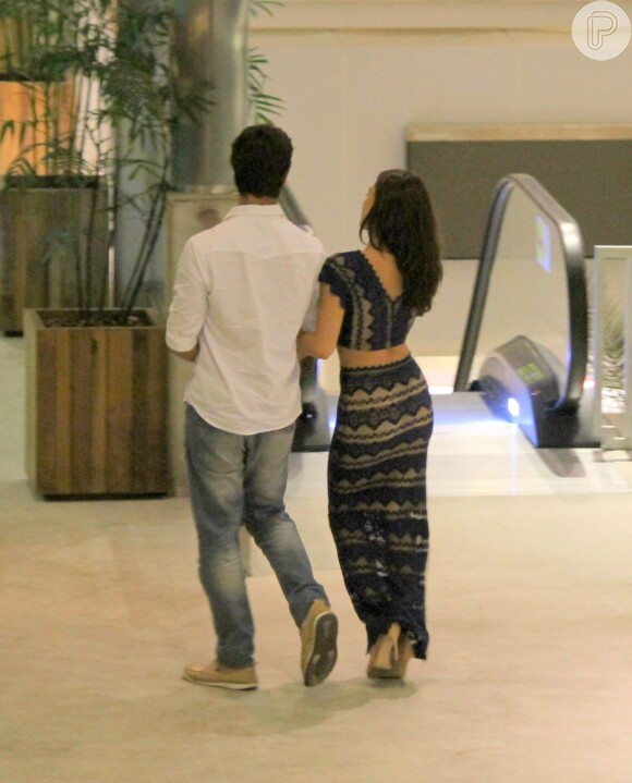 Isis Valverde foi clicada aos beijos, pela primeira vez, com o namorado, André Resende, em shopping de São Conrado, Zona Sul do Rio de Janeiro, na noite desta segunda-feira, 25 de abril de 2016