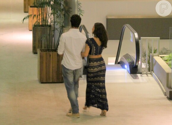 Isis Valverde foi clicada aos beijos, pela primeira vez, com o namorado, André Resende, em shopping de São Conrado, Zona Sul do Rio de Janeiro, na noite desta segunda-feira, 25 de abril de 2016