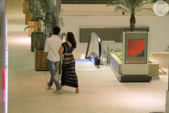 Isis Valverde foi clicada aos beijos, pela primeira vez, com o namorado, André Resende, em shopping de São Conrado, Zona Sul do Rio de Janeiro, na noite desta segunda-feira, 25 de abril de 2016