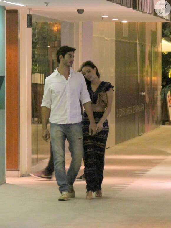 Isis Valverde foi clicada aos beijos, pela primeira vez, com o namorado, André Resende, em shopping de São Conrado, Zona Sul do Rio de Janeiro, na noite desta segunda-feira, 25 de abril de 2016