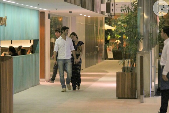 Isis Valverde foi clicada aos beijos, pela primeira vez, com o namorado, André Resende, em shopping de São Conrado, Zona Sul do Rio de Janeiro, na noite desta segunda-feira, 25 de abril de 2016