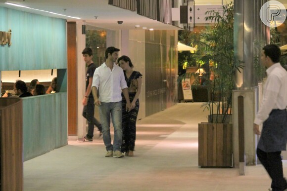 Isis Valverde foi clicada aos beijos, pela primeira vez, com o namorado, André Resende, em shopping de São Conrado, Zona Sul do Rio de Janeiro, na noite desta segunda-feira, 25 de abril de 2016