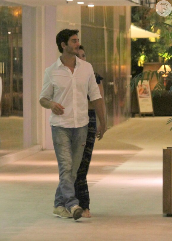 Isis Valverde foi clicada aos beijos, pela primeira vez, com o namorado, André Resende, em shopping de São Conrado, Zona Sul do Rio de Janeiro, na noite desta segunda-feira, 25 de abril de 2016