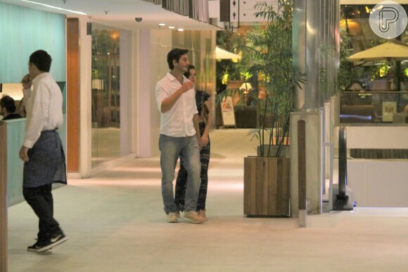 Isis Valverde foi clicada aos beijos, pela primeira vez, com o namorado, André Resende, em shopping de São Conrado, Zona Sul do Rio de Janeiro, na noite desta segunda-feira, 25 de abril de 2016