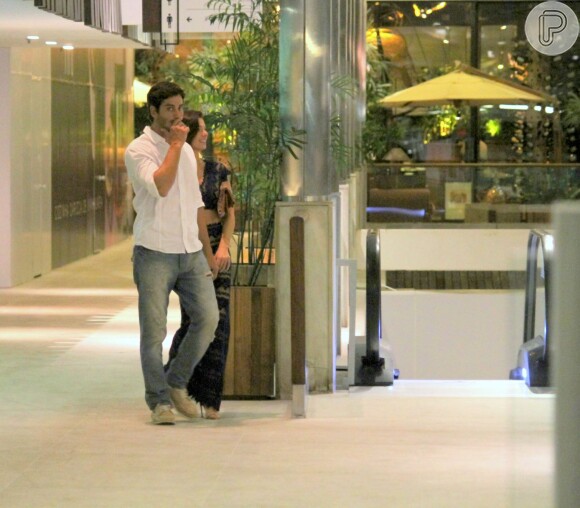 Isis Valverde foi clicada aos beijos, pela primeira vez, com o namorado, André Resende, em shopping de São Conrado, Zona Sul do Rio de Janeiro, na noite desta segunda-feira, 25 de abril de 2016