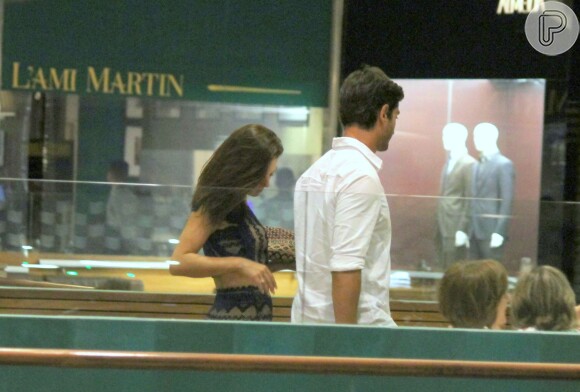 Isis Valverde foi clicada aos beijos, pela primeira vez, com o namorado, André Resende, em shopping de São Conrado, Zona Sul do Rio de Janeiro, na noite desta segunda-feira, 25 de abril de 2016