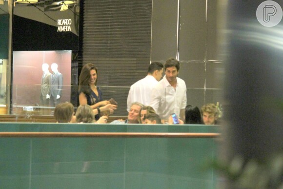 Isis Valverde foi clicada aos beijos, pela primeira vez, com o namorado, André Resende, em shopping de São Conrado, Zona Sul do Rio de Janeiro, na noite desta segunda-feira, 25 de abril de 2016