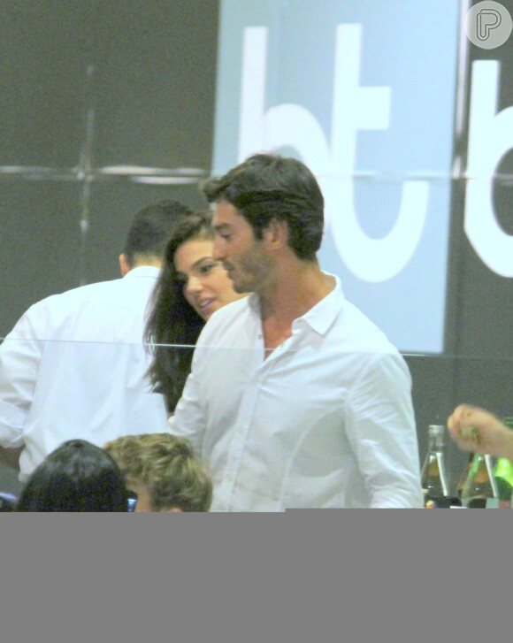 Isis Valverde foi clicada aos beijos, pela primeira vez, com o namorado, André Resende, em shopping de São Conrado, Zona Sul do Rio de Janeiro, na noite desta segunda-feira, 25 de abril de 2016