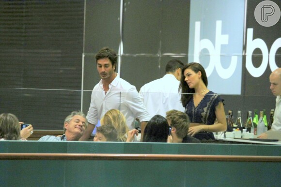 Isis Valverde foi clicada aos beijos, pela primeira vez, com o namorado, André Resende, em shopping de São Conrado, Zona Sul do Rio de Janeiro, na noite desta segunda-feira, 25 de abril de 2016