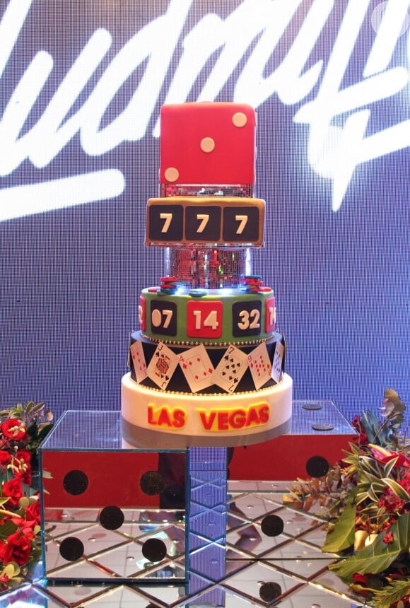 O bolo da cantora foi um dado gigante decorado com cartas de baralho e fichas de pôquer destribuidos sobre a mesa