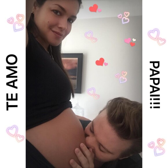 Michel Teló beija barriga de grávida de Thais Fersoza: 'Melinda cutuca o papai', nesta terça-feira, 26 de abril de 2016