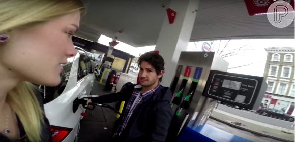 Em teaser do canal 'See U in London', Fiorella Mattheis e Alexandre Pato também aparecem em um posto de gasolina em Londres, na Inglaterra