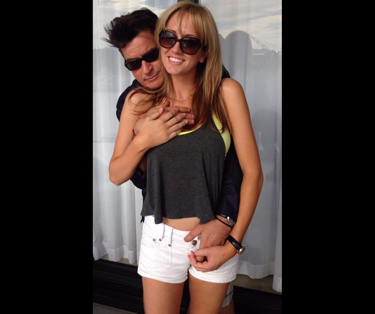 Foto: O ator Charlie Sheen namorou Scottine Ross (Brett Rossi), ex