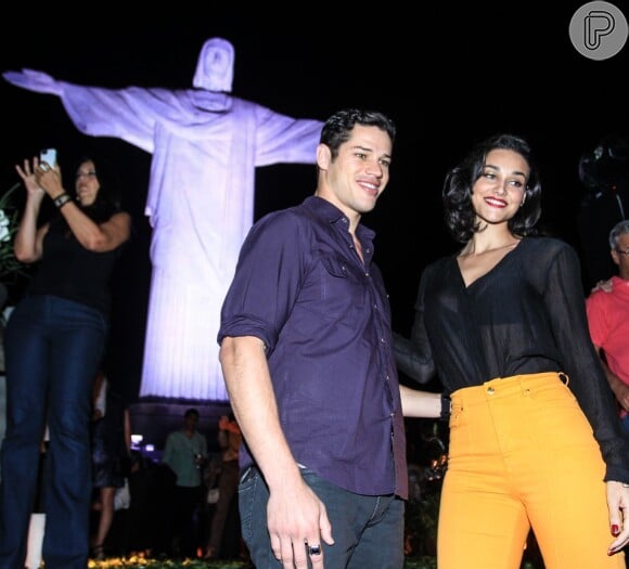 O casal posou junto aos pés do Cristo Redentor durante show da cantora Gal Costa