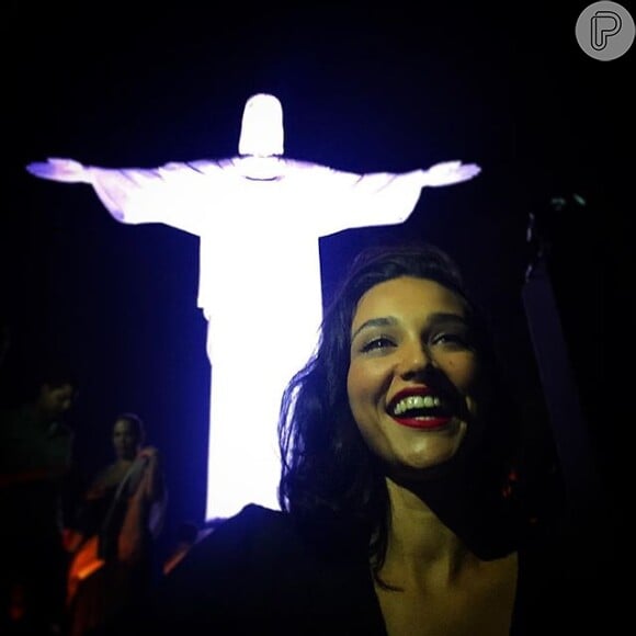 Em seu Instagram, José Loreto registrou a cara de felicidade de Débora. 'Pronto minha nega, te trouxe no Cristo, obrigado pela cara da felicidade'