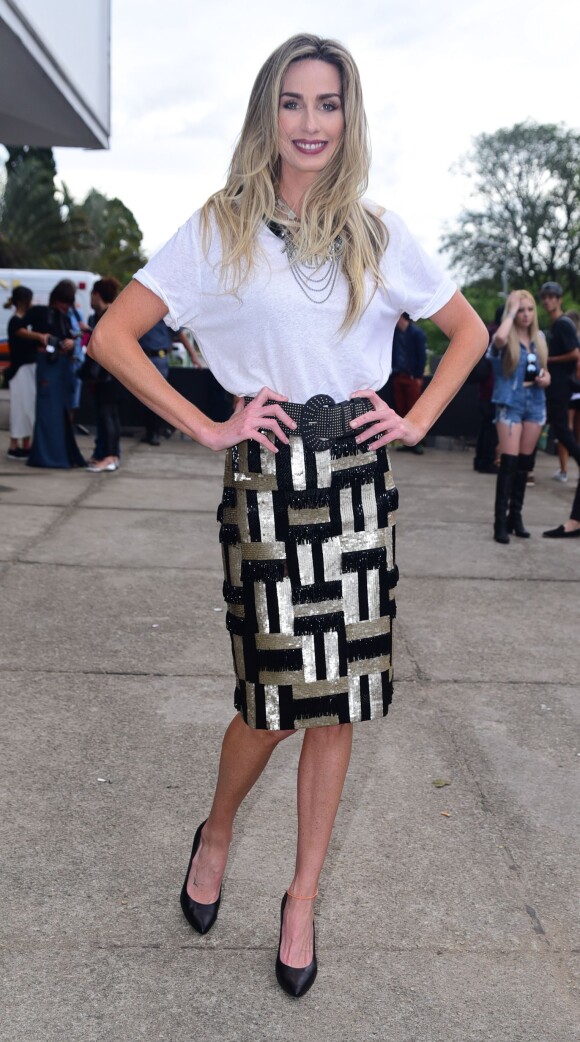 Looks SPFW: Mariana Weickert combinou a saia glamourosa com camiseta branca