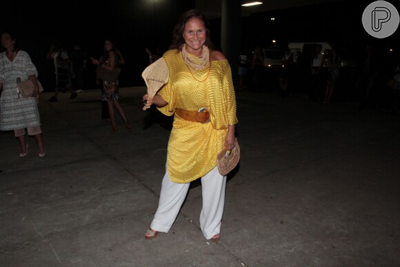 Fafá de Belém esteve na SPFW na segunda-feira (25) para assistir ao desfile da grife Apartamento 03 na SPFW. Usando um blusão em tom amarelo vibrante, a cantora contou no evento que tem seu estilo próprio