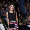 A blogueira de moda Camila Coelho usou saia listrada da grife Apartamento 03 para assistir ao desfile da marca na terça-feira, 26 de abril de 2016. Para compor o look, bolsa Chanel e sandálias de salto YSL
