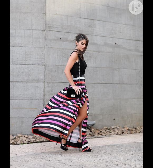 Detalhe da fenda da saia usada pela blogueira de moda Camila Coelho para conferir o segundo dia da SPFW