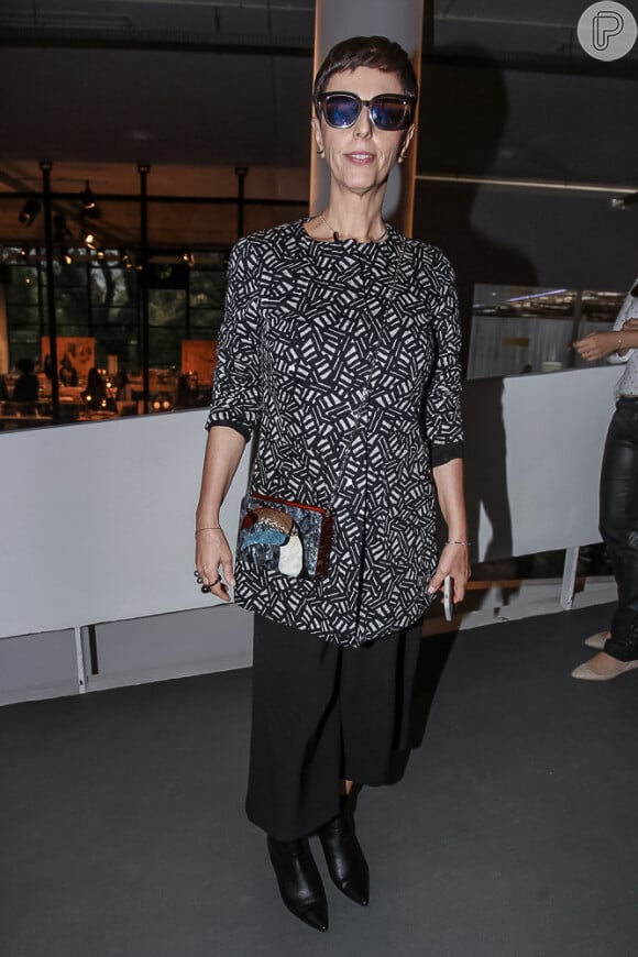 A consultora de moda Lilian Pacce optou por look básico e óculos escuros no terceiro dia de SPFW, em 27 de abril de 2016