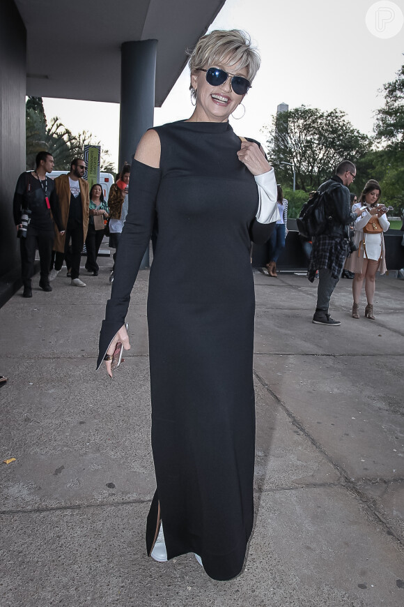 Look SPFW: Andréa Nóbrega apareceu com vestido longo preto com manga e para o quarto dia de desfiles, em 28 de abril de 2016