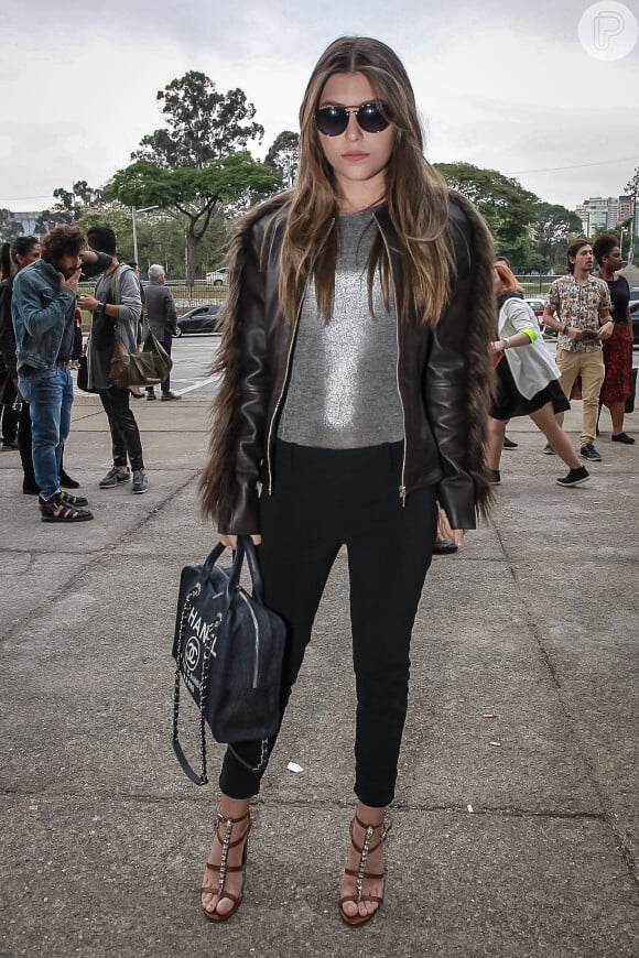 Maria Fernanda Nóbrega surgiu com jaqueta de couro com detalhe na manga para assistir ao desfile da grife de Glória Coelho para o look do quarto dia da SPFW, em 28 de abril de 2016