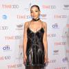 A cantora Tinashe escolheu vestido de couro do estilista Alexander Wang no Baile de gala da revista 'Times', em Nova York, nesta terça-feira, 26 de abril de 2016