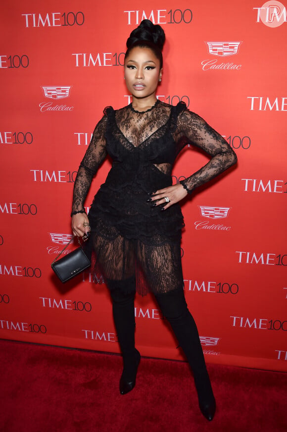 Nicki Minaj optou por um vestido transparente Givenchy preto, com babados e saia plissada, além de botas Over The Knee para o Baile de gala da revista 'Times', em Nova York