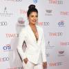 A atriz indiana Priyanka Chopra usou terninho branco decotado, sandálias Giuseppe Zanotti e clutch Edie Parker no Baile de gala da revista 'Times', em Nova York, nesta terça-feira, 26 de abril de 2016