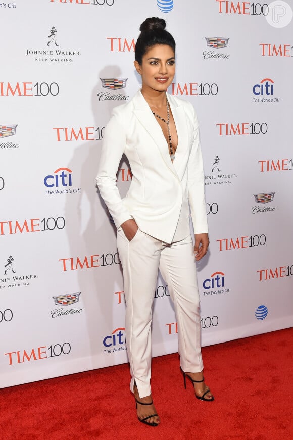 A atriz indiana Priyanka Chopra usou terninho branco decotado, sandálias Giuseppe Zanotti e clutch Edie Parker no Baile de gala da revista 'Times', em Nova York, nesta terça-feira, 26 de abril de 2016
