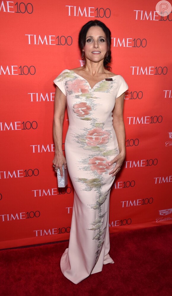 A atriz Julia Louis-Dreyfus escolheu vestido Carolina Herrera com detalhes florais e clutch Edie Parker para ir ao Baile de gala da revista 'Times', em Nova York, nesta terça-feira, 26 de abril de 2016