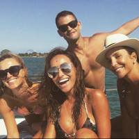 Ivete Sangalo, Sabrina Sato e Carolina Dieckmann passeiam de barco em Miami
