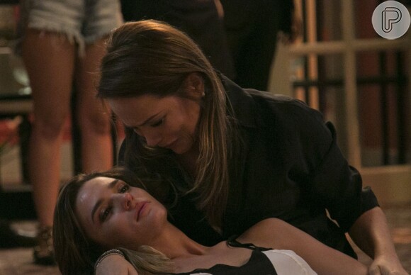 Sofia (Priscila Steinman), à beira da morte, no colo da mãe, Lili (Vivianne Pasmanter). A cena vai ao ar no capítulod esta quinta-feira, 28 de abril de 2016