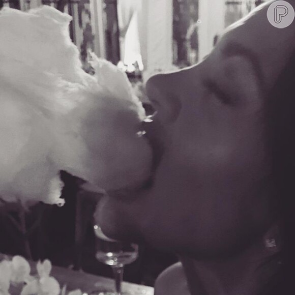 Kim Kardashian fotografou a irmã Kourtney comendo algodão doce