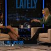 Jennifer Hudson tomou um susto ao sentar para conversar com Chelsea Handler quando sua saia abriu