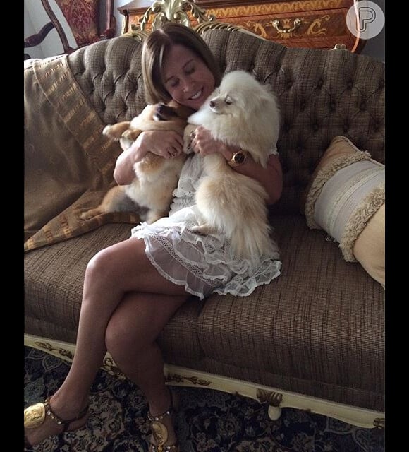 Zilu postou fotos com seus cachorros quando teve alta do hospital