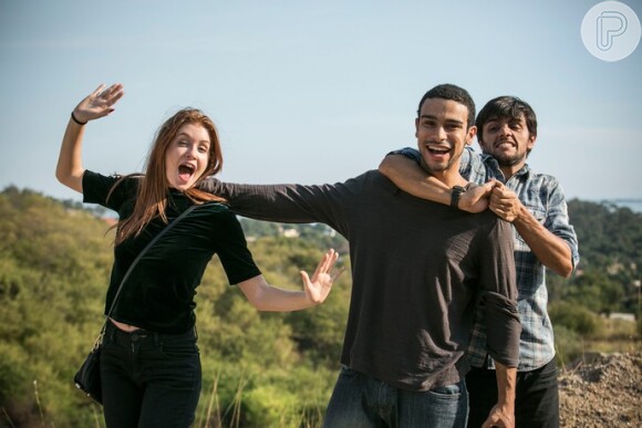 Marina Ruy Barbosa, Sergio Malheiros e Felipe Simas fazem poses divertidas em gravação da novela 'Totalmente Demais'