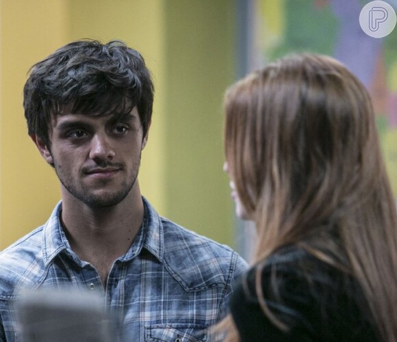 Eliza (Marina Ruy Barbosa) agradece Jonatas (Felipe Simas) por ter salvado sua vida, na novela 'Totalmente Demais'