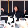 Paul McCartney fez pocket show na Times Square, em Nova York, nesta sexta-feira, 11 de outubro de 2013. Artista cantou quatro canções de seu novo álbum, 'New', em apresentação em cima de um caminhão que durou 15 minutos
