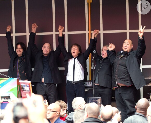 Paul McCartney e sua banda fizeram um minishow de 15 minutos na Times Square, em Nova York, nesta quinta-feira, 11 de outubro de 2013