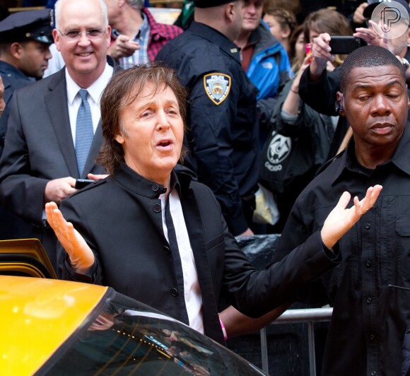 Paul McCartney e sua banda chegaram em um comboio de táxis nesta sexta-feira (11), na Times Square, em Nova York. Ele e sua banda realizaram um pocket show no local