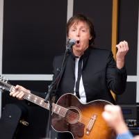Paul McCartney faz show surpresa na Times Square, em NY: 'Estou animado!'