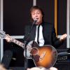 Paul McCartney fez pocket show na Times Square, em Nova York, nesta sexta-feira, 11 de outubro de 2013. Artista cantou quatro canções de seu novo álbum, 'New', em apresentação em cima de um caminhão que durou 15 minutos