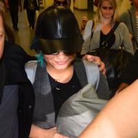 Demi Lovato, de cabelos azuis, chega em São Paulo e causa tumulto no aeroporto
