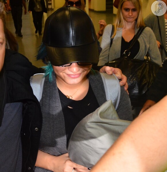 Demi Lovato desembarca no aeroporto de São Paulo, em 12 de outubro de 2013