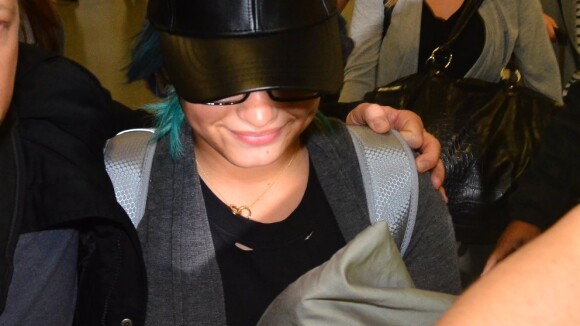 Demi Lovato, de cabelos azuis, chega em São Paulo e causa tumulto no aeroporto