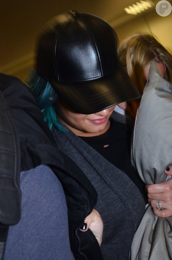 Demi Lovato é cercada por fãs no aeroporto de São Paulo