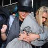 Demi Lovato exibe seus novos cabelos azuis no aeroporto de São Paulo