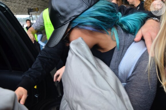 Demi Lovato desembarcou no aeroporto de São Paulo e foi direto para o carro