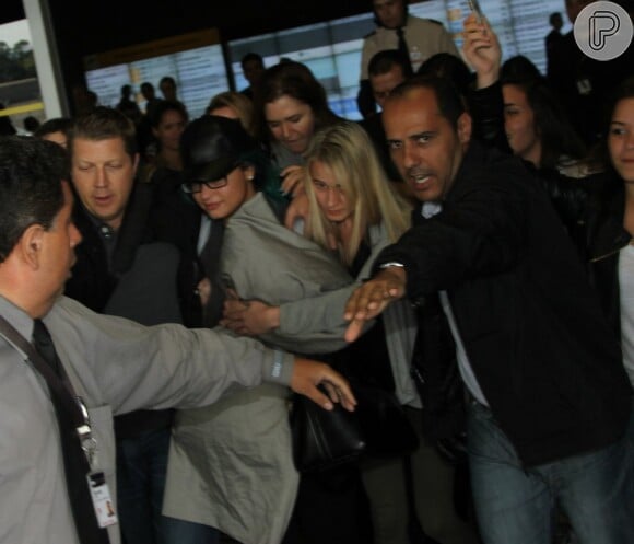 Demi Lovato causa no tumulto no aeroporto internacional de Guarulhos, em São Paulo